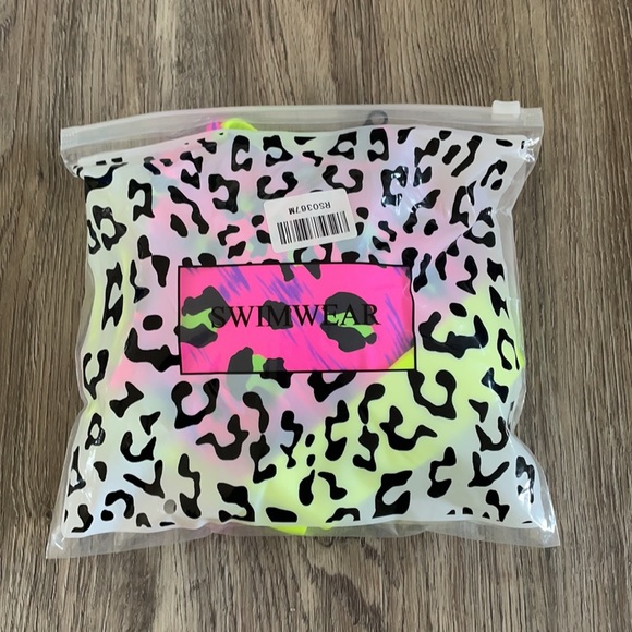 Bikini - Picture 4 of 4